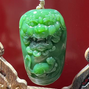 和田碧玉老料黑皮俏色貔貅手把件